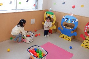 段ボール鬼に豆ボール投げる子どもたちの画像