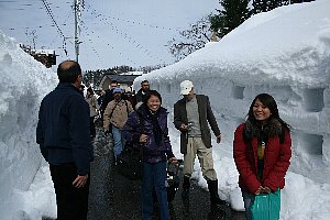 ようこそ若栃へ、雪がすごいと驚く研修生の画像