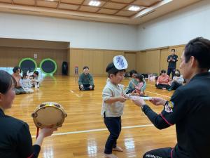 プレゼントを渡している様子です。