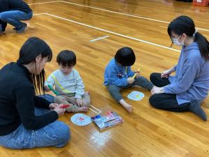 オオカミのお面を作成している様子です。