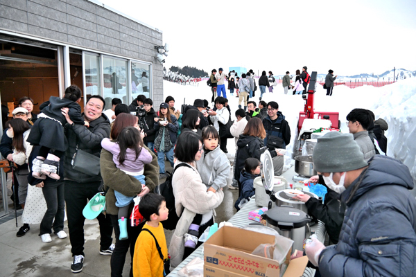 点灯初日イベントとしてカレーや甘酒がふるまわれている画像
