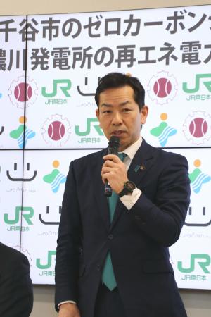 記者会見でコメントする宮崎市長の写真