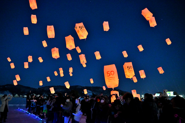 ランタンリリースイベントで多くのランタンが浮かんでいる画像