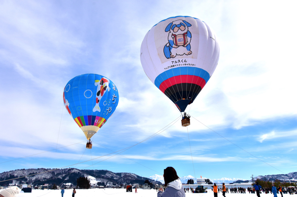 試乗体験で浮かぶ2基の気球の画像