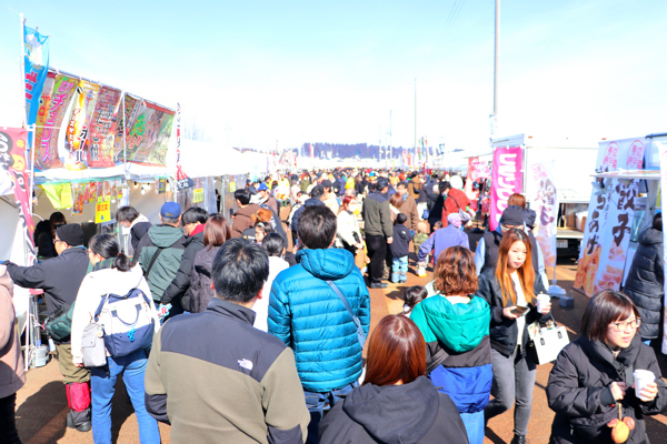 おおぜいの来場者でにぎわっているうまいもの広場の画像