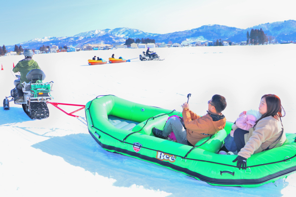 出発するスノートレインの画像