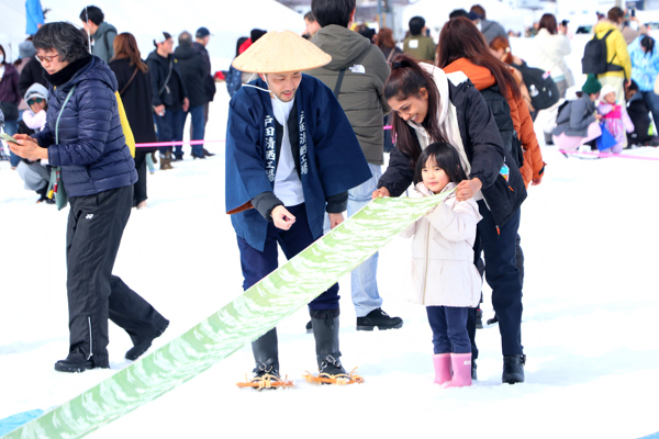 雪ざらしを体験する女の子の画像