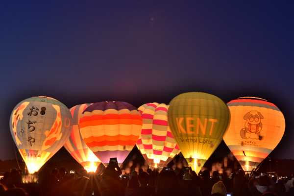 グローバルーンフェスティバルで並ぶ6基の気球の画像