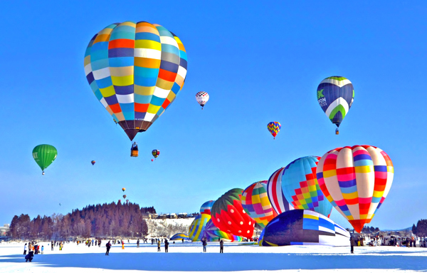 競技フライトで飛び立つ気球たちの画像