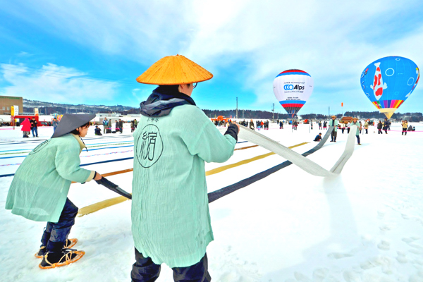 小千谷縮の雪ざらしをする職人たちの画像