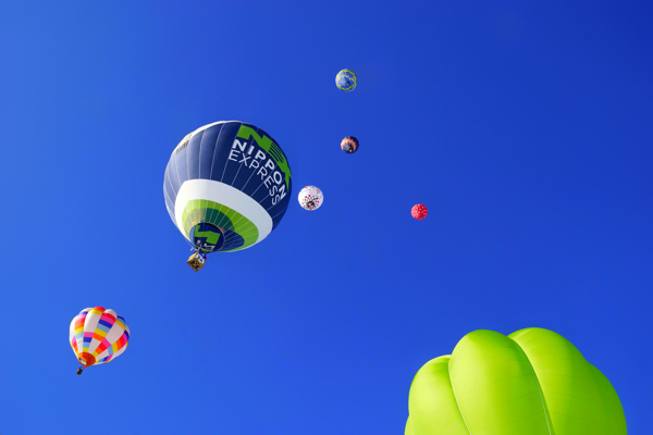 浮かぶ気球を真下から撮影した画像