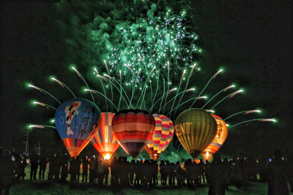 グローバルーンフェスティバルの花火と気球が写っている画像