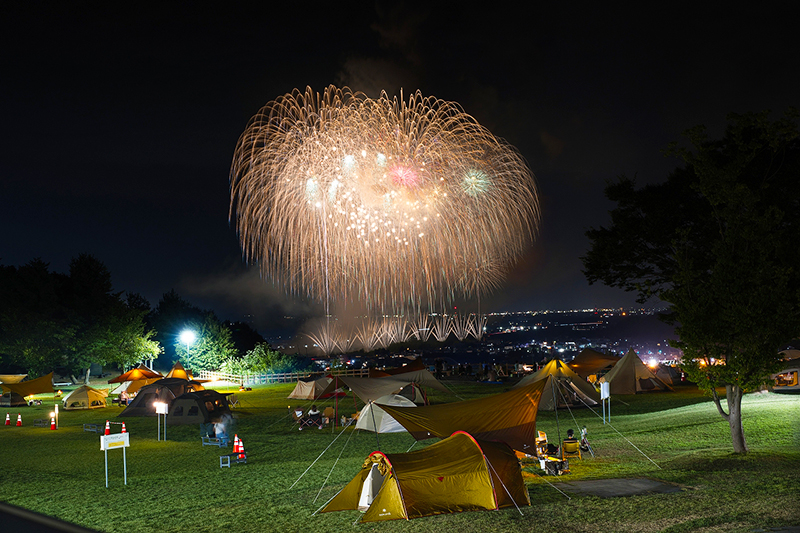 おぢゃ～る芝生広場のキャンプ場と花火の画像