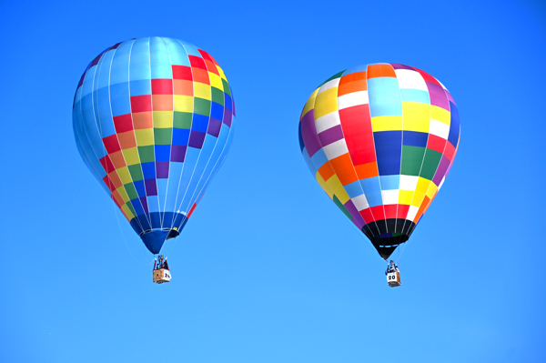 青空に浮かぶ2基の気球の画像