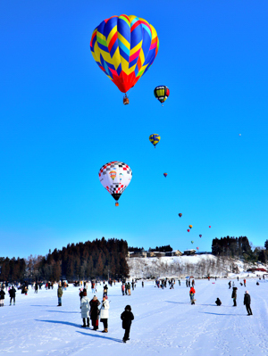 上ノ山方面に向かって飛んでいく気球の画像