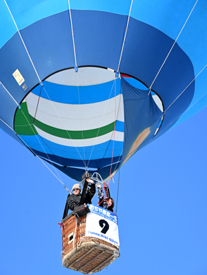 気球から手を振る搭乗者の画像