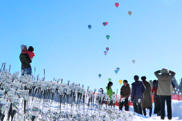 ホントカ。から気球を見る人たちの画像
