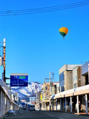 商店街から見える黄色い気球の画像