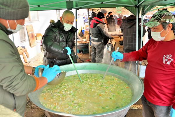 豚汁を作る人たちの画像