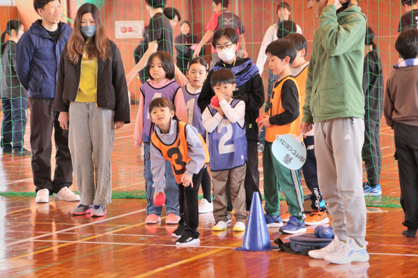 東小千谷小学校のレクリエーションでボッチャをする子供たちの画像
