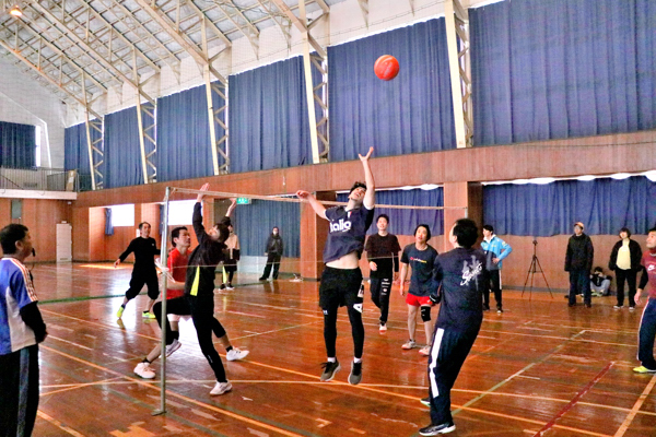 バレーボールをする人たちの画像