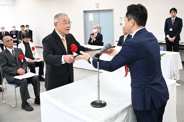 褒章者に表彰状を授与する宮崎市長の画像