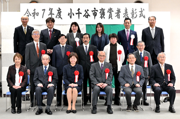 受賞者のみなさんと市・市議会関係者の記念写真の画像