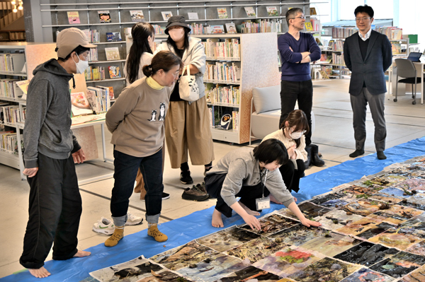 写真の変化を見たり語ったりしている参加者の画像