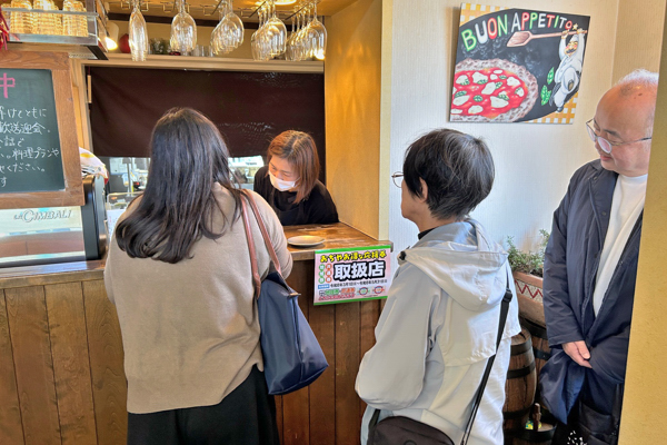 お店に交渉しに行く参加者の画像