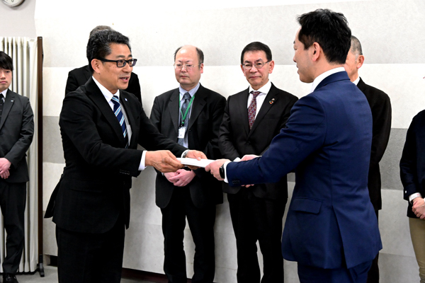 樋口会長から答申を受ける宮崎市長の画像