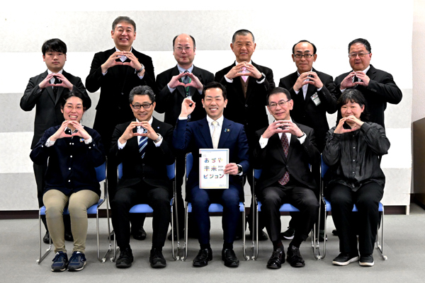 総合計画審議会委員のみなさんと宮崎市長の記念写真の画像