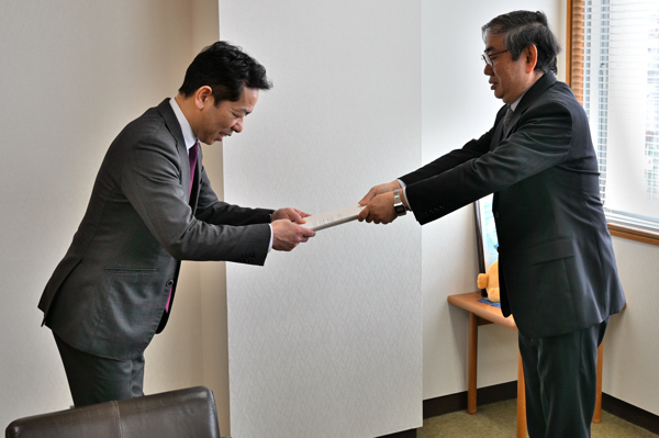 宮腰会長から答申を受ける宮崎市長の画像