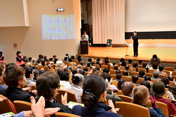 若井代表の教える手話を観客が体験している様子の画像
