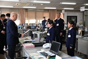 一日消防署長の辞令を受け取る小学生