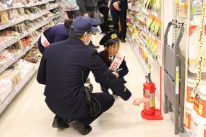 防火対策の確認をする小学生の画像
