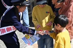 火災防止を呼び掛ける小学生の画像