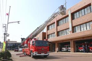 はしご車の試乗体験をする小学生