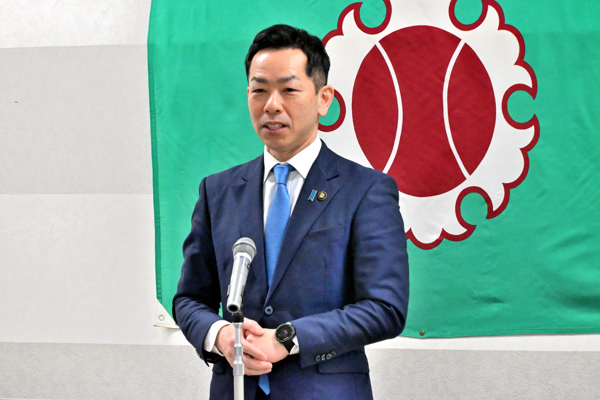 辞令交付式で挨拶をする市長の画像