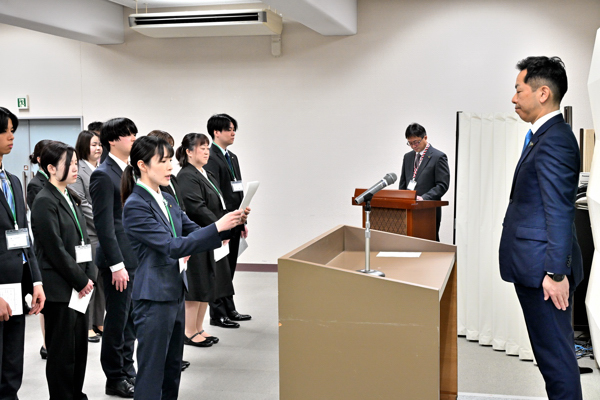 新採用職員の宣誓を聞く市長の画像