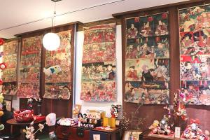 店内にびっしりと飾れら絵紙