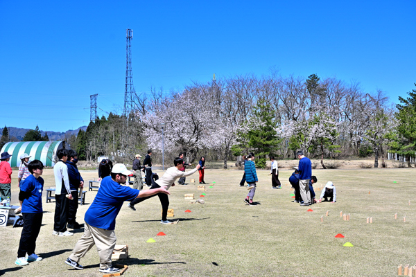 モルックの試合をする参加者たちの画像