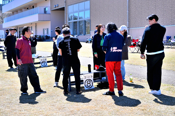 試合中に談笑する選手たちの画像