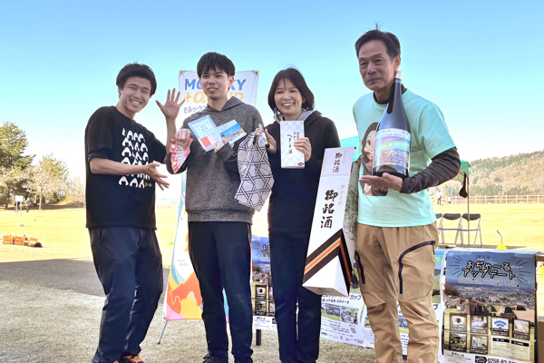 豪華賞品を受け取る入賞者の画像