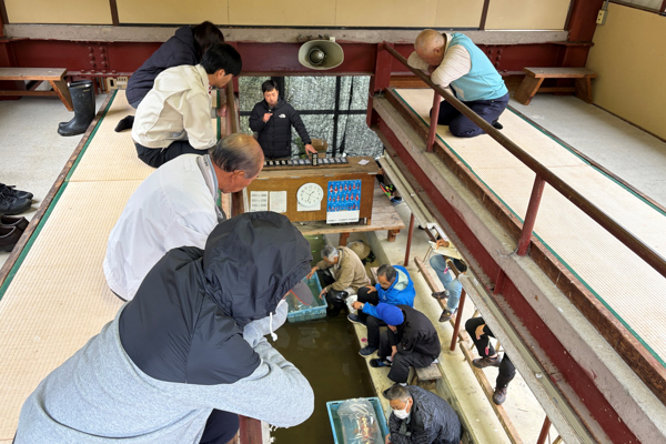 二階の吹き抜けから舟を見る参加者の画像