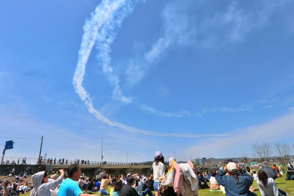 デルタ360という演目を見上げる観客の画像