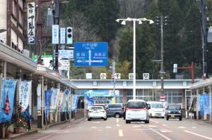 駅前の大通り掲げられたブルーフラッグ