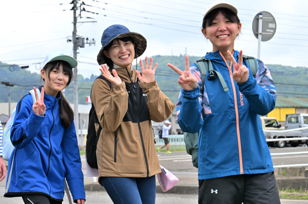 笑顔で歩く女性3人の画像