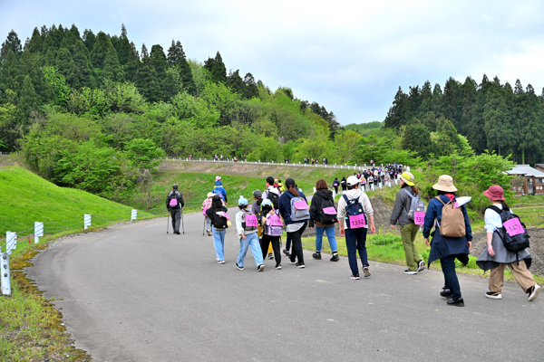 山本山に入っていく参加者たちの画像