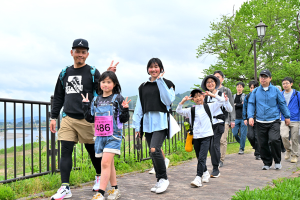 日吉の遊歩道を歩く参加者たちの画像