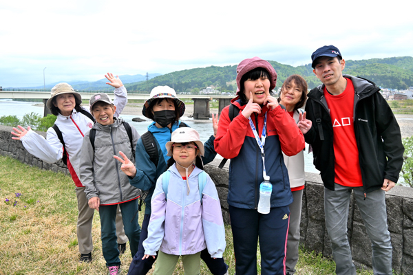 信濃川沿いで楽しそうに歩く参加者たちの画像